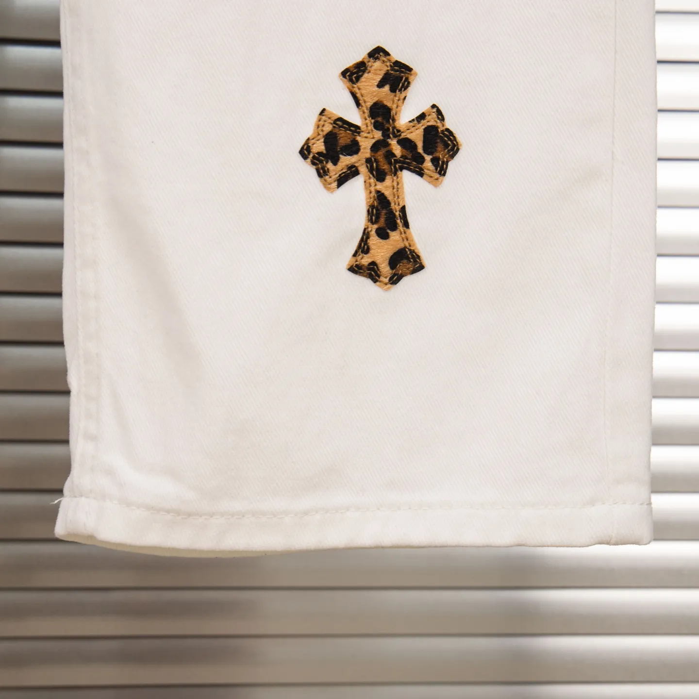 P260 Chrome Hearts 25SS white pants with three-color leopard print blue leather jeans. Chrome Hearts' pants with the most popular colors are made of beaded canvas fabric. Heavy washing makes the upper body of the fabric more textured and the pants are tall and straight! The three-dimensional cutting of the whole trousers is a masterpiece! The hardware is customized by zp. The beaded canvas fabric is thick and soft after being washed. It has good breathability. Customized small leather label. Unique design. The details are simple and elegant, and the workmanship is exquisite. The whole trousers are neatly routed and the details are in place! It’s so cool that both men and women can easily control the genderless trend! Style number: 1771# Color: White Size: 28 30 32 34 36
